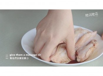 step2: 醃<a href="https://bit.ly/3zHU5V3" target="_blank" data-keyword="雞翼" class="guide-link"><strong>雞翼</strong></a> <span style="display:inline-block;vertical-align:middle;margin-top:-3px;color:initial;border-radius:3px;padding:2px 3px;font-size:12px;line-height:14px;background:#87d300;color:#fff;">即買</span> 調味料有1湯匙生抽/醬油, ½ 湯匙米酒, 1茶匙糖, ½ 茶匙白胡椒粉, 1茶匙生粉/太白粉,
最少醃製2小時