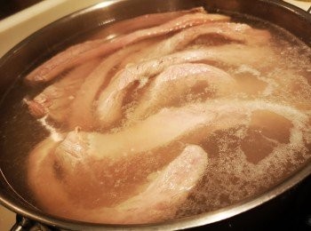 step1: 牛肋腩原條先汆水，之後斬件再加入<span class="group_2">醃料</span>，醃半小時左右。