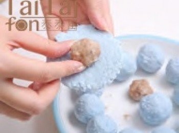 step2: 【組合】<span class="group_2">餡料</span>先塑形成圓球型（比較方便包進西米皮裡）；取適量<span class="group_1">皮料</span>壓平，包入<span class="group_2">餡料</span>搓圓。