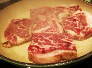 step1: <span class="group_2">茨汁</span>材料混合備用，牛仔骨切件，用少許油煎香表面，盛起備用