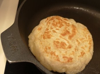 step8: 鑊加少許油，略煎一面，快速翻面，再煎一煎表面，再翻面煎到香口，再翻面煎到香口即完成。（小貼士：煎薄餅期間拍打薄餅，讓空氣進入，令薄餅脹起。）