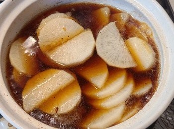 step3: 原鍋下切片的蘿蔔，下水/味醂/糖/日式醬油和清酒，蓋上蓋子煮約15分鐘或至蘿蔔入味。