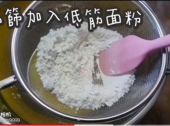 step14: 隔篩加入低筋面粉