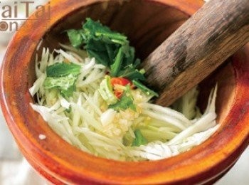 step4: 將青木瓜絲與作法3 的<span class="group_1">食材</span>混合均勻，再加入<span class="group_2">調味料</span>充分拌勻。