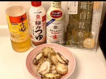 step1: 材料如圖，先將1片15cm的昆布用廚房紙巾輕輕抹乾淨，用500ml水放雪櫃浸泡一晚