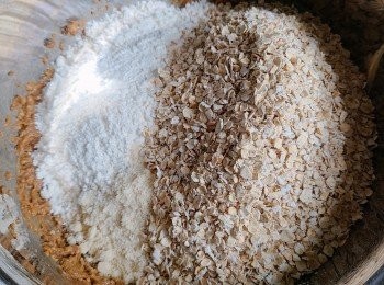 step4: 將所有粉類和燕麥片拌入。