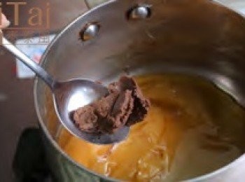 step2: 【<span class="group_3">淋醬</span>】檸檬香茅切小段，與蝦乾和椰絲一起用食物調理機打碎，備用。
起鍋，加入椰糖和魚露以小火煮融，加入打碎的香茅、蝦乾、椰絲和蝦膏，以小火煮勻，且呈濃稠狀，完成<span class="group_3">淋醬</span>。