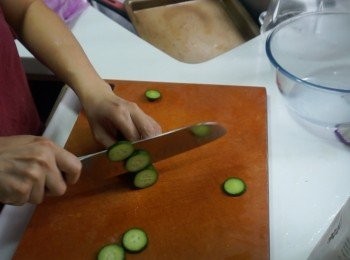 step3: 青瓜切片，拌入1小匙鹽靜置15分鐘，擠乾水份備用