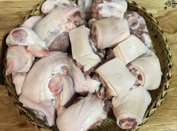 step1: 豬腳和豬尾巴請肉攤切成小塊，洗淨瀝乾；