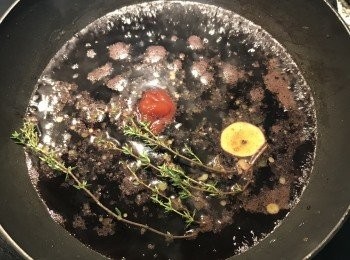 step17: 放入伍斯特辣醬油、蕃茄醬、鹽、糖和百里香ㄧ起小火熬煮；