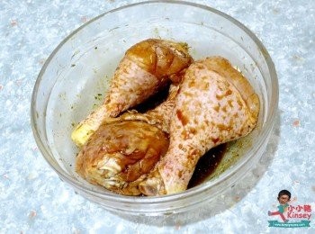 step1: 雞鎚解凍後，將半個檸檬渣成汁，然後同蒜鹽、老抽、糖及香草一齊加入雞鎚內醃最少30分鐘~