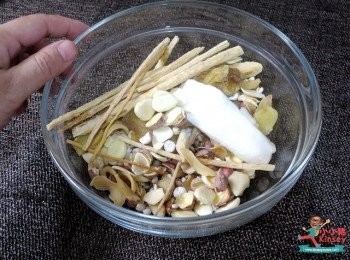 step1: 清補涼湯包一般都係以健脾袪濕同提高免疫力為主。材料就有生薏米、淮山、沙參、海玉竹、蓮子、茨實、南北杏、百合同埋蜜棗~