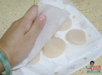 step1: 先將帶子完全解凍，抹乾水備用~