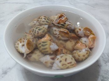 step1: 花螺放鹽水中浸15分鐘; 花螺會吐出些污