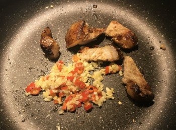 step6: 平底鍋洗淨擦乾燒熱，放很少的油炒香蒜末與辣椒丁；排骨帶油的部份也可以ㄧ起下鍋煎；