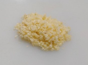 step1: 蒜頭去皮； 切成幼粒; 留起小部份生蒜粒備用