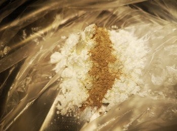 step2: 利用保鮮袋加入粟粉和胡椒鹽，再加入蟹搖勻。