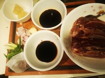 step1: 可用叉略拮豬肉，再用<span class="group_3">醃料</span>醃豬仔脾幾小時，蒜頭拍扁，乾蔥切片，滷水料入茶包袋，蔥打結。