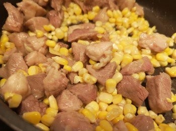 step3: 用薑片油起鑊，再煎香豬肉粒，再加入新鮮粟米粒同炒。