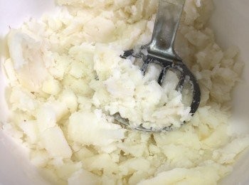 step2: 淮山刷洗外皮然後隔水蒸15分鐘至熟，去皮壓成泥。