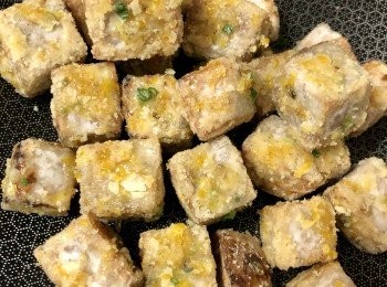 step7: 開始見到糖水結成細砂，熄火，倒入青蔥粒繼續翻炒至完全乾身，便可上碟享用。