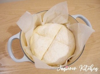 step6: 把麵團取出，鋪上焗爐紙，放入麵團並在表面撒上麵粉，用利刀畫出花紋。