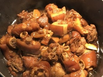 step15: 燜煮到豬腳和尾巴都上色入味且油亮Q軟；醬汁也收到差不多了；