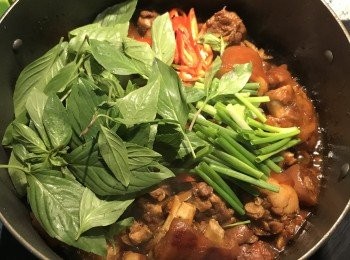 step16: 便可放入蔥段、辣椒和九層塔；