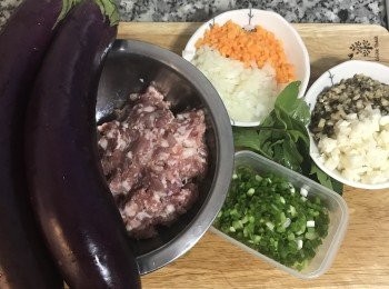 step1: 乾香菇冷水泡發後切碎；洋蔥、九層塔、紅蘿蔔、荸薺切小丁；蔥切花；絞肉加鹽後絞拌出黏度，加入適量香菇水絞拌到水份完全吸收；