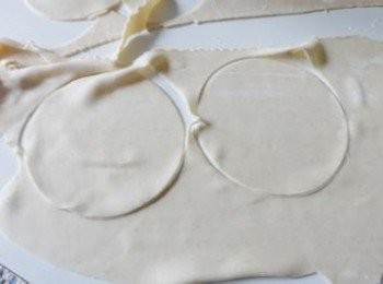 step4: 將麵糰分成幾份，然後擀薄，再印成圓印，每邊沾點麵粉，以防餃子皮黏在一起