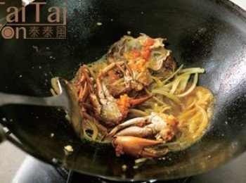 step2: 原鍋倒出油鍋多餘油脂，放入蒜碎、洋蔥絲及咖哩粉炒香，加入螃蟹炒勻，再加入芹菜和青蔥略炒幾下，先撈出螃蟹擺盤。