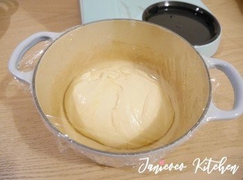 step5: 取出麵團並搓出氣體，然後靜置10分鐘。這次把麵團搓圓並弄至表面平滑，再次放入爐裏進行二次發酵30分鐘。焗爐230度預熱。