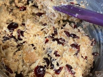 step3: 煮溶棉花糖後，加入奶粉攪拌至不見顆粒；加入紅苺及餅乾碎混合，離火。