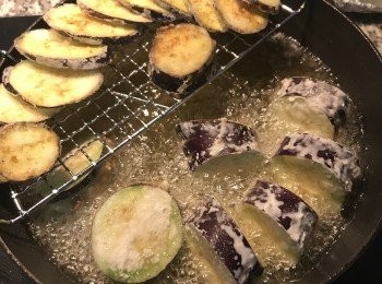 step8: 起油鍋，中火加溫到160-170度，先將單片的茄子炸酥後，