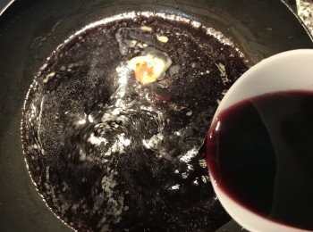 step16: 炒洋蔥杏鮑菇的原鍋放入無鹽奶油，煮到半溶時，倒入紅酒煮滾讓酒精揮發；