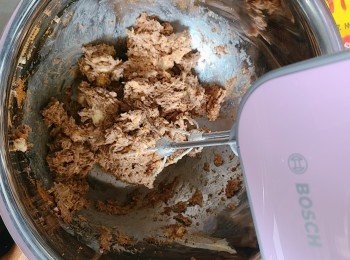step2: 先將牛油、黑糖、黃糖和鹽打至鬆軟。