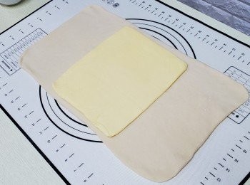 step4: 麵團排氣輾開成長方薄片,至中加入牛油片