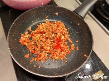 step2: 用最小火慢慢炸蒜蓉和辣椒，中途加雞汁。炸蒜蓉和辣椒中途，視乎鍋子熱度，重覆將鍋子拿高離火，避免鍋子太熱炸燶蒜蓉和辣椒。