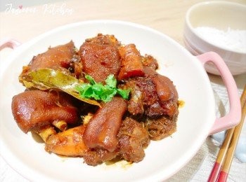 step1: 檢查豬手毛毛，用鉗清潔後，豬手用冷水小火出血水，水滾後關火過水洗淨，瀝乾待用。蘿蔔洗淨瀝乾切件。粉絲泡水變軟後剪短，瀝乾待用。