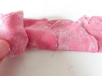 step8: 由左面向右面捲，就成玫塊花