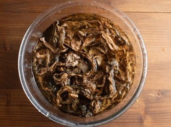 step1: 首先將梅乾菜泡水洗淨後，瀝乾、切小段備用。