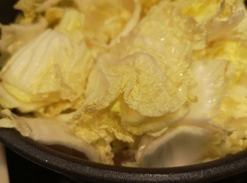 step4: 加入菜和蝦乾水，蓋蓋炆煮一陣