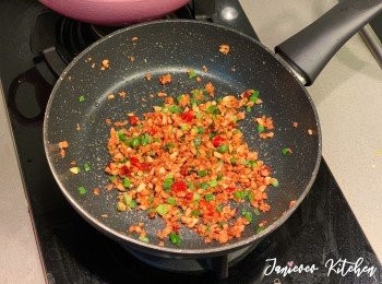 step3: 最後蒜酥變金黃色時熄火，加入蔥花用餘溫變焦脆。炸完避風塘蒜酥的油可留下煎炸其他食物，但只限馬上用，不建議留過夜。