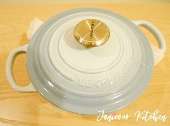 step7: 將鑄鐵鍋合上蓋子並放入焗爐以230度烤焗30分鐘。