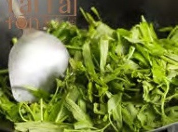 step2: 起油鍋，爆香紅辣椒和蒜末，放入空心菜和一點水，以大火快速翻炒。