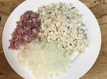 step4: 洋蔥、杏鮑菇和兩片培根切細丁；