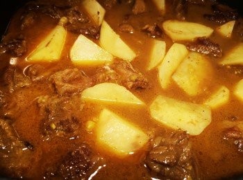 step6: 牛肋腩炆到差不多腍加入薯仔同炆。