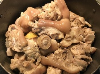 step8: 倒入豬腳和尾巴拌炒；