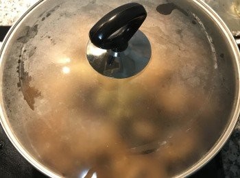 step14: 蓋鍋蓋轉小火悶煮1小時；在煮半小時後，開蓋拌勻一次，並試醬汁做調整，再蓋上蓋子持續悶煮；