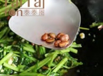 step3: 加入豆醬，隨即以蠔油、味精、魚露調味起鍋。